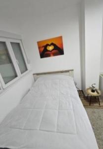 سرير أو أسرّة في غرفة في Apartman Divcibare Bela NS 56m2 Lux