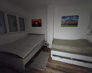 سرير أو أسرّة في غرفة في Apartman Divcibare Bela NS 56m2 Lux