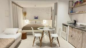 Postel nebo postele na pokoji v ubytování Mykonos Seaview Nests - Tourlos Getaways