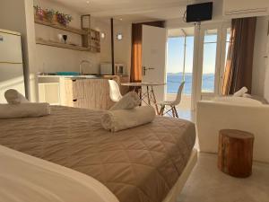 Postel nebo postele na pokoji v ubytování Mykonos Seaview Nests - Tourlos Getaways