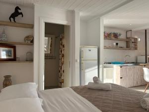 Postel nebo postele na pokoji v ubytování Mykonos Seaview Nests - Tourlos Getaways