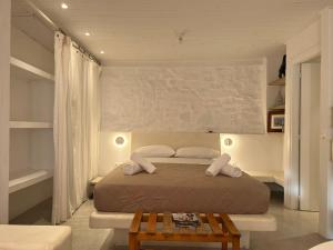 Postel nebo postele na pokoji v ubytování Mykonos Seaview Nests - Tourlos Getaways