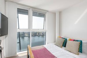 Postel nebo postele na pokoji v ubytování Serene Waterfront Rooms - ExCel