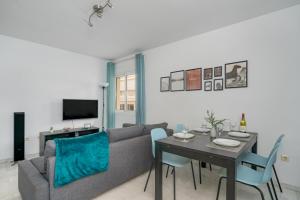 salon z kanapą i stołem w obiekcie Nice apartment 20 meters from the beach w mieście Fuengirola