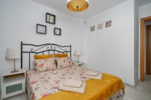 Łóżko lub łóżka w pokoju w obiekcie Nice apartment 20 meters from the beach