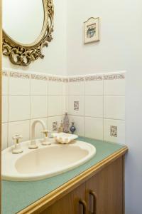 baño con lavabo y espejo en la pared en Mountain Lodge, en Mount Dandenong