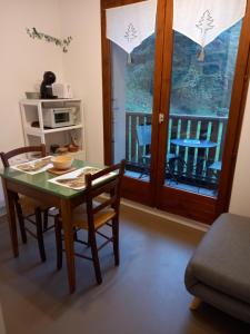 En generel udsigt til bjerge eller udsigt til bjerge taget fra lejligheden