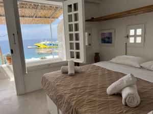 Postel nebo postele na pokoji v ubytování Mykonos Seaview Nests - Tourlos Getaways