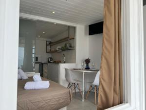 Kuchyň nebo kuchyňský kout v ubytování Mykonos Seaview Nests - Tourlos Getaways