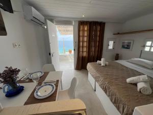 Postel nebo postele na pokoji v ubytování Mykonos Seaview Nests - Tourlos Getaways