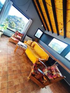Una vista aérea de una sala de estar con un sofá. en Los soles de montaña, en Villa Pehuenia