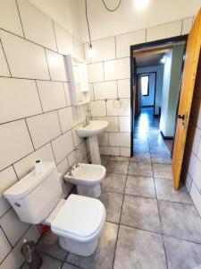 Un baño con dos inodoros y un lavabo. en Los soles de montaña, en Villa Pehuenia 7 fotos más