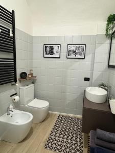 A bathroom at Grigio Perla