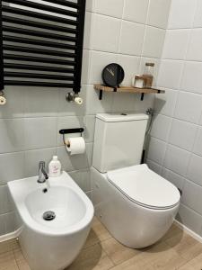 A bathroom at Grigio Perla