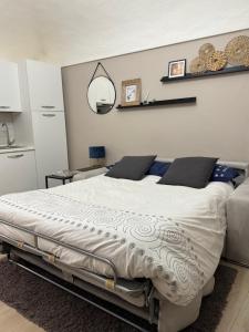 A bed or beds in a room at Grigio Perla