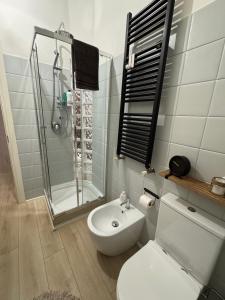 A bathroom at Grigio Perla