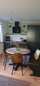 een keuken met een tafel en stoelen in een kamer bij Cottage MaarBurg in Ulmen +18 foto's