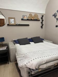 A bed or beds in a room at Grigio Perla