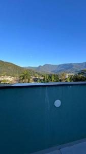 um frisbee branco em cima de uma parede azul em Studio para locação Pereque-Açu em Ubatuba mais 26 fotografias