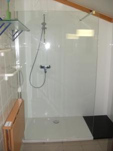 a bathroom with a shower with a glass door at Ruhiges Ferienhaus im Herzen des Seebades De Haan in De Haan +11 photos