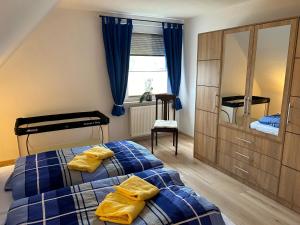 a bedroom with two beds and a large window at Ferienwohnung Winzenburg Natur nah und ruhig gelegene Ferienwohnung nah am Steinhuder Meer und Dinopark Münchehagen in Rehburg-Loccum