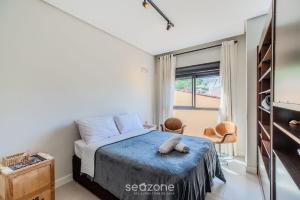 a bedroom with a bed and a window at Studio Charmoso apenas 200m da Praia - PMO0404 in Florianópolis