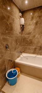 O baie la Hotel Sanjari International