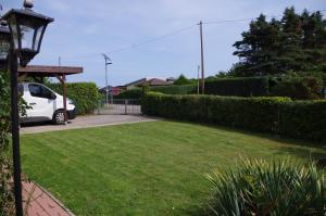 a yard with a white van parked in a driveway at Ferienhaus Ostseebodden in Sundhagen