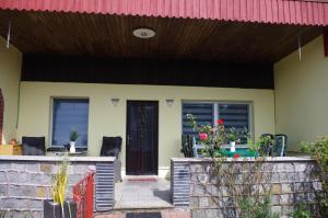 a house with a red roof and a patio at Ferienhaus Ostseebodden in Sundhagen