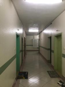 un pasillo vacío con paredes verdes y blancas en SBS B6 Building Apartment, en Sharjah 3 fotos más
