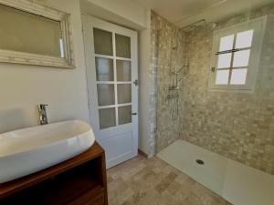 Koupelna v ubytování La Pommeraie, maison avec très grand jardin + 16 fotografií