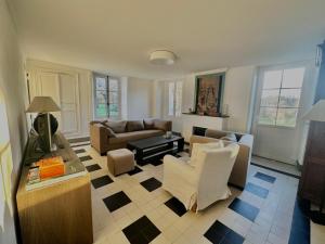 Posezení v ubytování La Pommeraie, maison avec très grand jardin