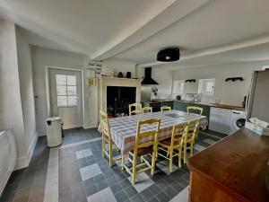 Kuchyň nebo kuchyňský kout v ubytování La Pommeraie, maison avec très grand jardin