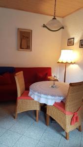Habitación con mesa, 2 sillas y sofá en Pension Nr 29 b, en Klausdorf, Mecklenburg-Vorpommern