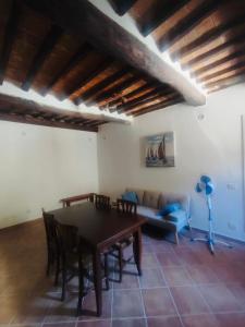 a dining room with a table and a couch at Appartamento La Vela in Portoferraio