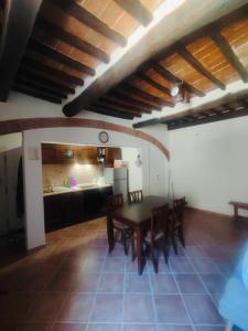 a kitchen and dining room with a table and chairs at Appartamento La Vela in Portoferraio