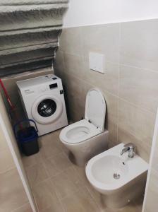 a small bathroom with a toilet and a sink at Appartamento La Vela in Portoferraio