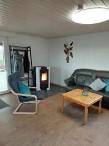 un salon avec un canapé et une table basse dans l'établissement Ferienhaus Landlust - b69076, à Meschede