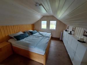 - un grand lit dans une chambre avec plafond dans l'établissement Ferienhaus Landlust - b69076, à Meschede