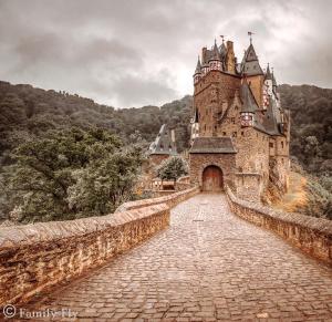 een oud kasteel op een brug met een weg bij Cottage MaarBurg in Ulmen