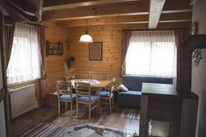 ein Wohnzimmer mit Tisch und Stühlen und einer Couch in der Unterkunft Ferienhaus Klippitzblick in Klippitztorl + 4 Fotos