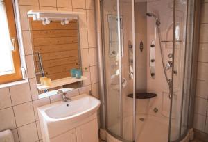 ein Badezimmer mit Dusche und Waschbecken in der Unterkunft Ferienhaus Klippitzblick in Klippitztorl