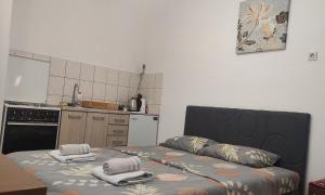 a kitchen with a bed with towels on it at Studio apartman Jakšić in Trebinje