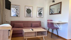 una sala de estar con un sofá y una mesa en Κομψό Πέτρινο Διαμέρισμα για Ζευγάρια - Apt IV, en La Canea 11 fotos más