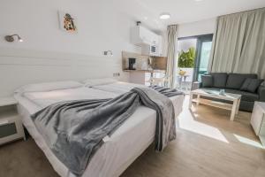 sypialnia z łóżkiem i salonem w obiekcie Bahia Calma Beach w mieście Costa Calma +37 zdjęć