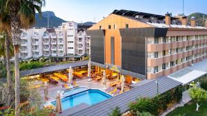 an overhead view of a hotel with a swimming pool at Fame Beach Hotel in Kemer