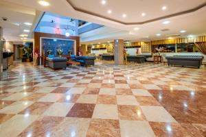 un vestíbulo de hotel con una planta de tablero de ajedrez en Fame Beach Hotel, en Kemer