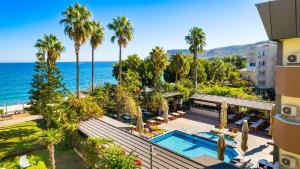 Una vista aérea de un resort con piscina y el océano. en Fame Beach Hotel, en Kemer