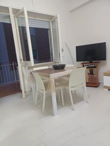 Televízia a/alebo spoločenská miestnosť v ubytovaní Residence Serapo Gaeta