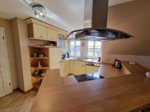 una cocina con una mesa de madera y una capucha en Landtraum, en Oevenum 12 fotos más